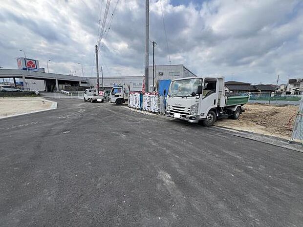 前面道路は6mの幅がございます。車のすれ違いも楽楽です。