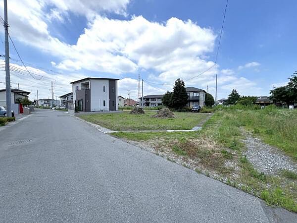 前面道路を含めた現地写真です。ぜひ周辺環境も併せてご覧ください。