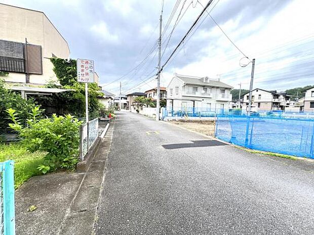 前面道路を含めた現地写真です。ぜひ周辺環境も併せてご覧ください。