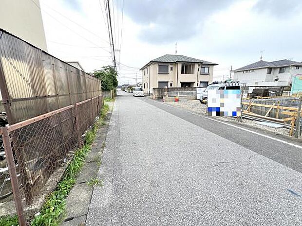 前面道路を含めた現地写真です。