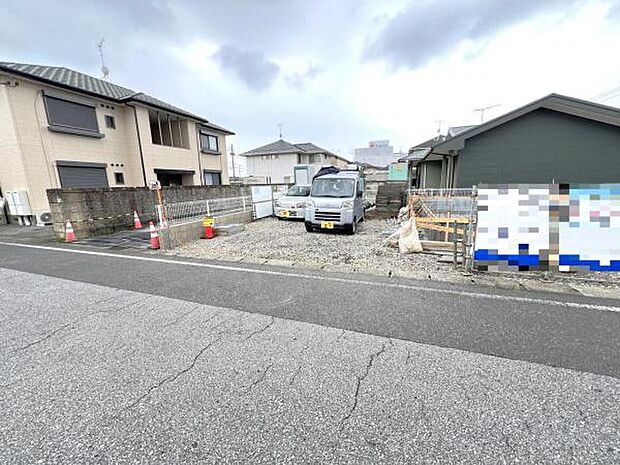駐車場です。前面道路との高低差も少なく、スムーズに出入りできます。