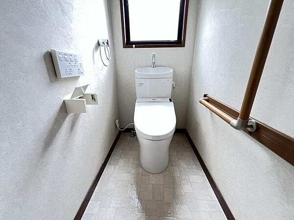 シャワー洗浄機能付のトイレは、清潔感が印象的な空間ですね。