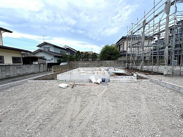 木造2階建て、耐震等級3級です。