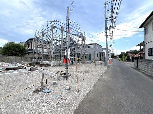 前面道路を含めた現地写真です。ぜひ周辺環境も併せてご覧ください。