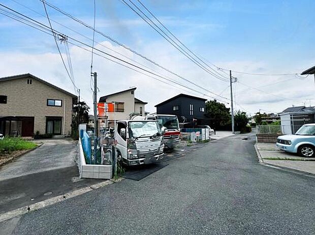 前面道路を含めた現地写真です。ぜひ周辺環境も併せてご覧ください。