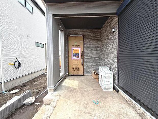 雨天時の荷物搬入に便利な玄関ポーチ付きです。