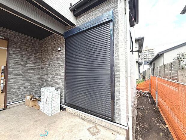 雨戸シャッター付きで、防災・防犯に心強いですね。