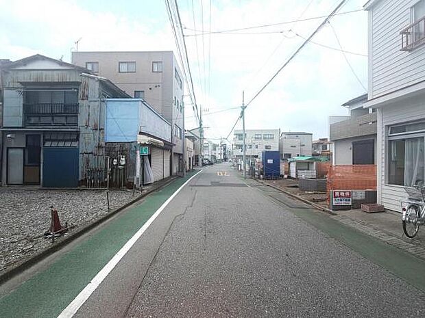 前面道路を含めた現地写真です。ぜひ周辺環境も併せてご覧ください。