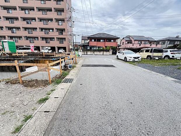 前面道路を含めた現地写真です。ぜひ周辺環境も併せてご覧ください。