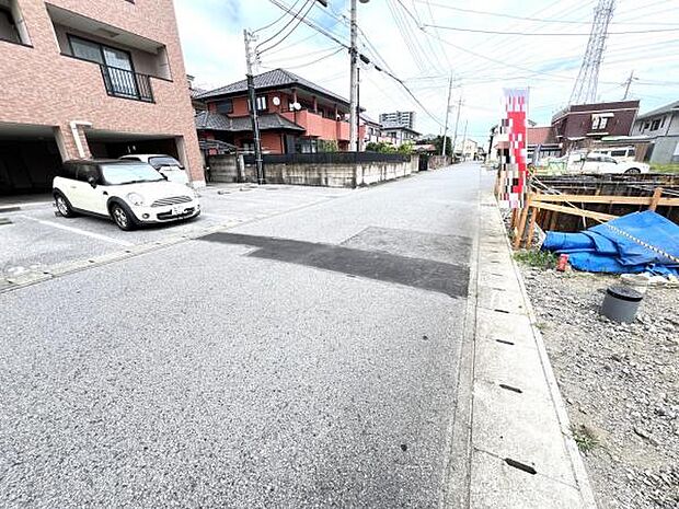 前面道路を含めた現地写真です。ぜひ周辺環境も併せてご覧ください。