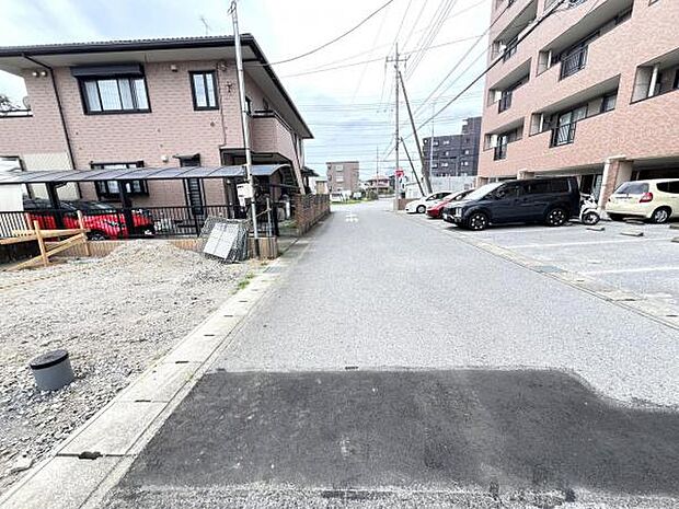 前面道路です。住宅地につき落ち着いた新生活を始められそうです。