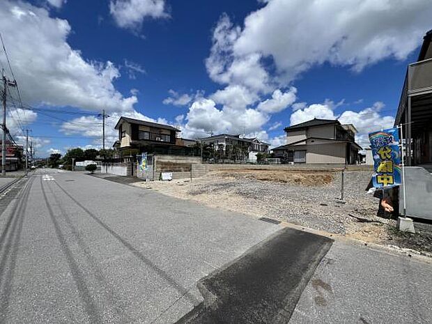 前面道路を含めた現地写真です。ぜひ周辺環境も併せてご覧ください。