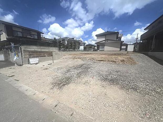 車種により3台駐車可能なので、ご家族で複数台所有する際や来客時に役立ちます。