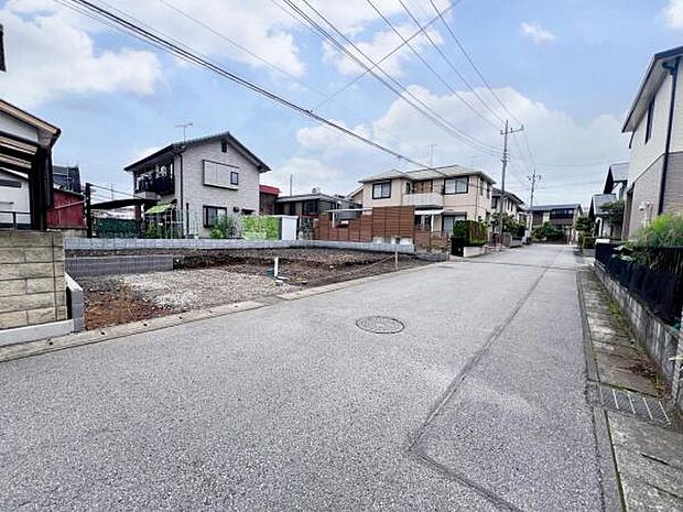 前面道路を含めた現地写真です。6mの道路幅は車のすれ違いもストレスがございません。