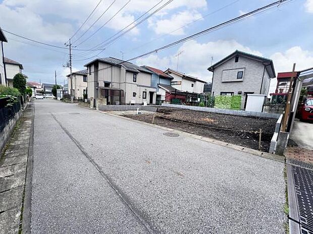 前面道路を含めた現地写真です。ぜひ周辺環境も併せてご覧ください。