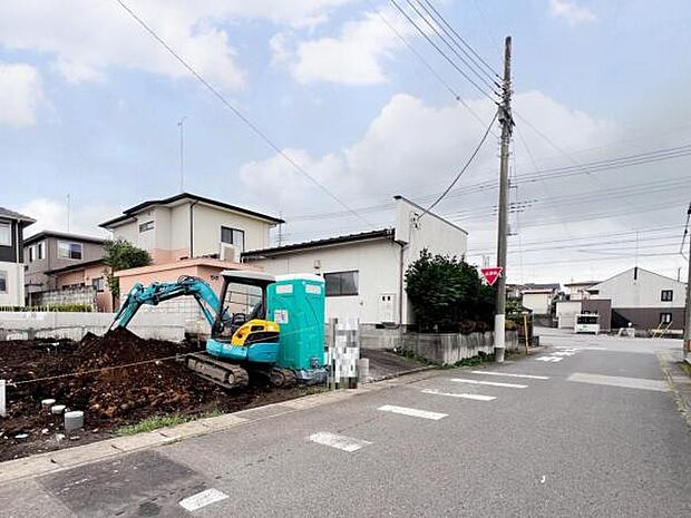 前面道路を含めた現地写真です。ぜひ周辺環境も併せてご覧ください。