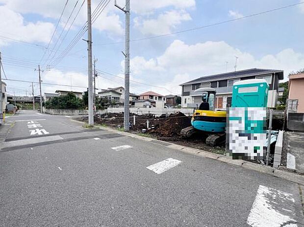 前面道路です。住宅地につき落ち着いた新生活を始められそうです。