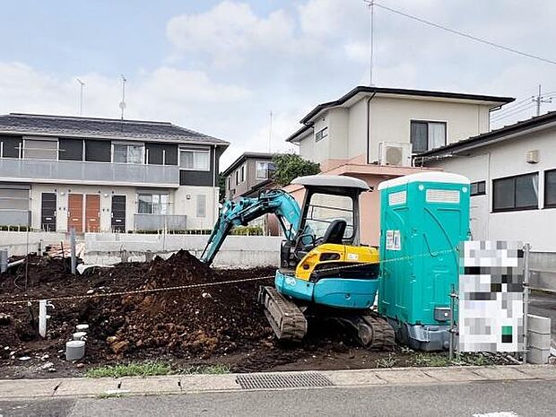 駐車場です。前面道路との高低差も少なく、スムーズに出入りできます。