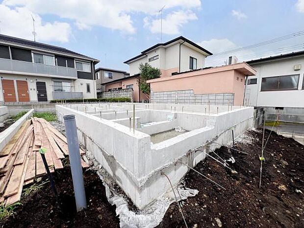木造2階建て、耐震等級3級です。