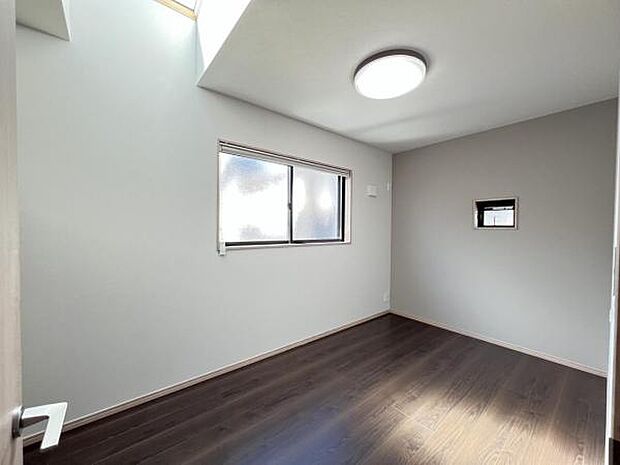 子供部屋にもちょうど良い大きさのお部屋です。トップライトがあり、自然光が差し込みます。