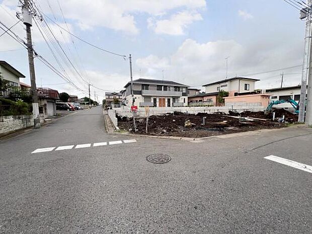 前面道路を含めた現地写真です。