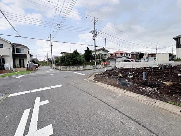 前面道路を含めた現地写真です。ぜひ周辺環境も併せてご覧ください。