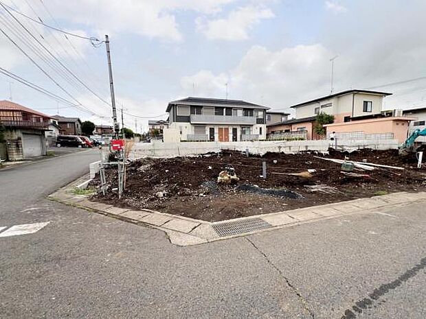 駐車場です。前面道路との高低差も少なく、スムーズに出入りできます。