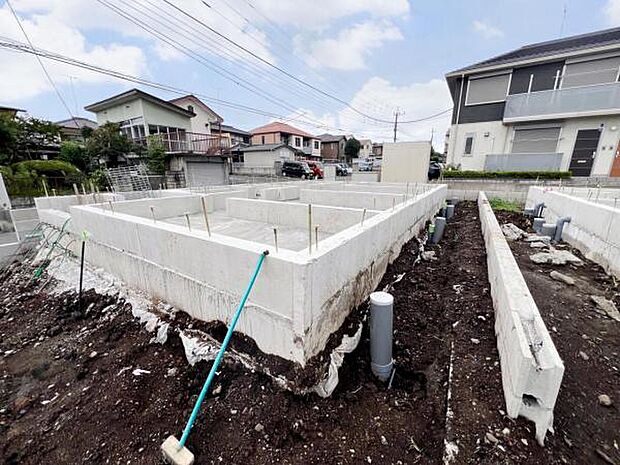 木造2階建て、耐震等級3級です。