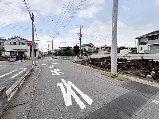 前面道路を含めた現地写真です。