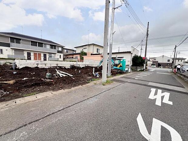 前面道路を含めた現地写真です。ぜひ周辺環境も併せてご覧ください。