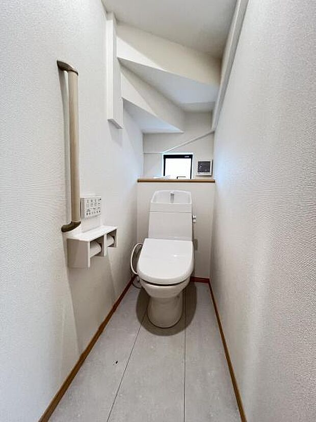 シャワー洗浄機能付のトイレは、清潔感が印象的な空間ですね。