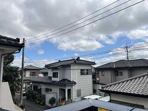 バルコニーからの眺望です。明るい陽射しを浴びながらゆったりと過ごすのも良いですね。
