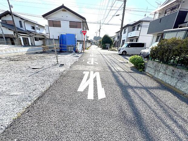 前面道路を含めた現地写真です。ぜひ周辺環境も併せてご覧ください。
