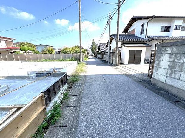 前面道路です。住宅地につき落ち着いた新生活を始められそうです。