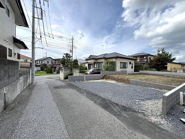 前面道路を含めた現地写真です。