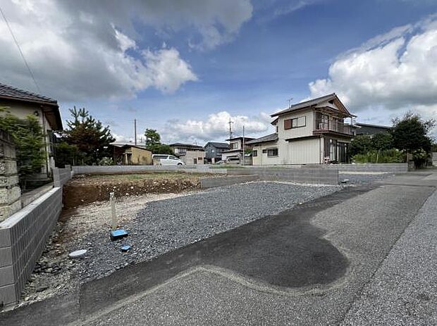 前面道路を含めた現地写真です。ぜひ周辺環境も併せてご覧ください。