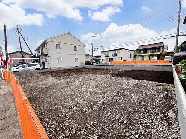 南東から撮影した画像です。平坦地で車の入出庫がしやすそうです。