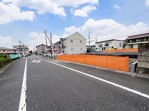 道路幅は6.2mございます。対向車とのすれ違いにストレスを感じません。
