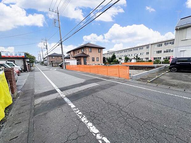道路は6.2mの幅がございます。対向車のすれ違いもストレスがありません。