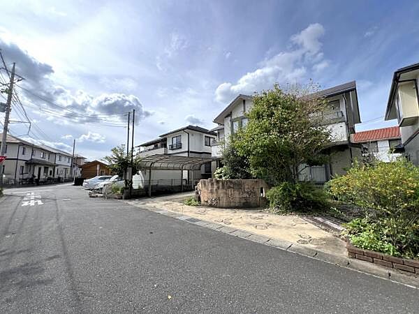 前面道路を含めた現地写真です。ぜひ周辺環境も併せてご覧ください。