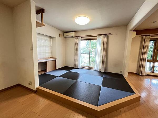 和室スペースです。畳のお部屋は寛げる空間ですね。