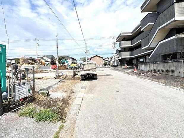 前面道路を含めた現地写真です。ぜひ周辺環境も併せてご覧ください。