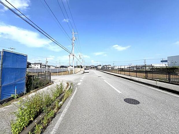 前面道路です。住宅地につき落ち着いた新生活を始められそうです。