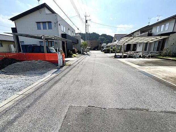 前面道路を含めた現地写真です。ぜひ周辺環境も併せてご覧ください。