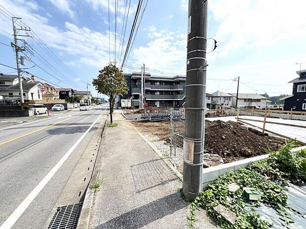 前面道路を含めた現地写真です。ぜひ周辺環境も併せてご覧ください。