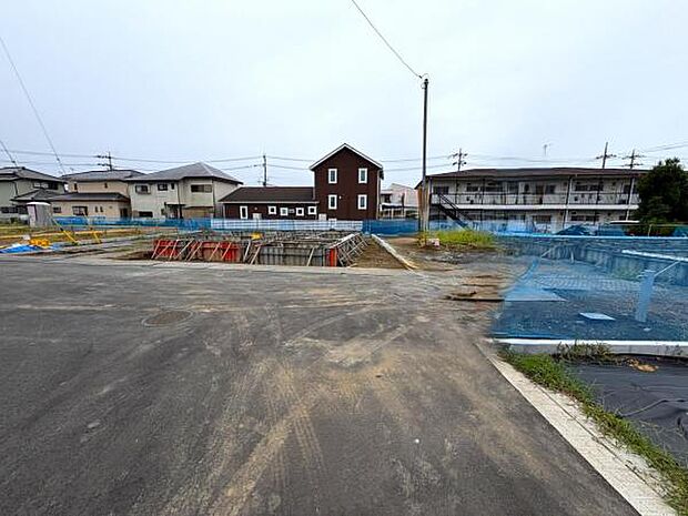 前面道路を含めた現地写真です。ぜひ周辺環境も併せてご覧ください。