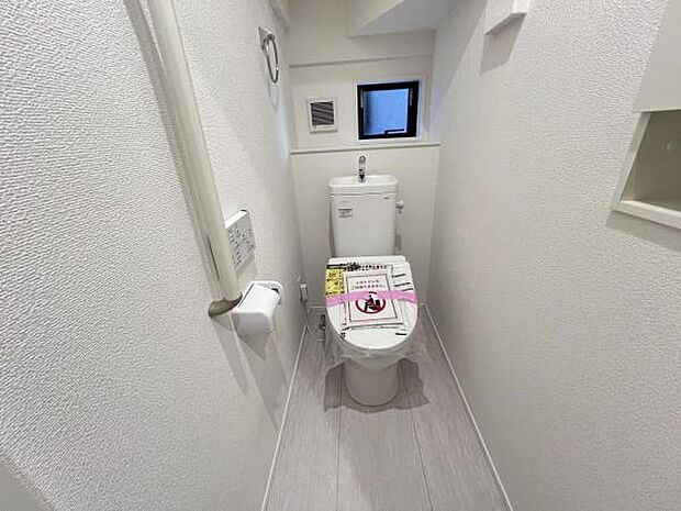 シャワー洗浄機能付のトイレは、清潔感が印象的な空間ですね。