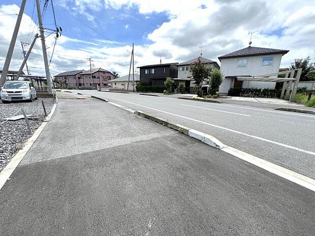前面道路を含めた現地写真です。ぜひ周辺環境も併せてご覧ください。