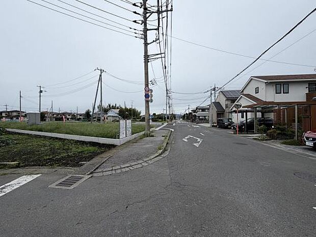 前面道路です。住宅地につき落ち着いた新生活を始められそうです。