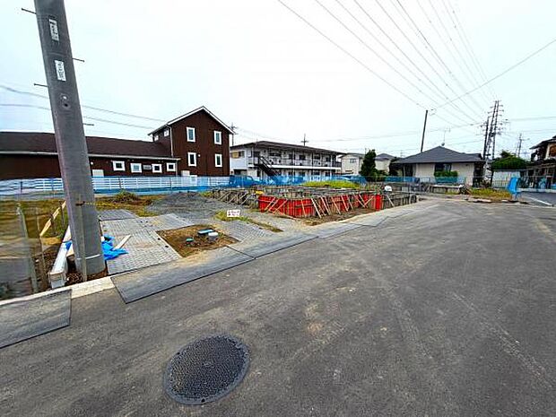 前面道路を含めた現地写真です。ぜひ周辺環境も併せてご覧ください。